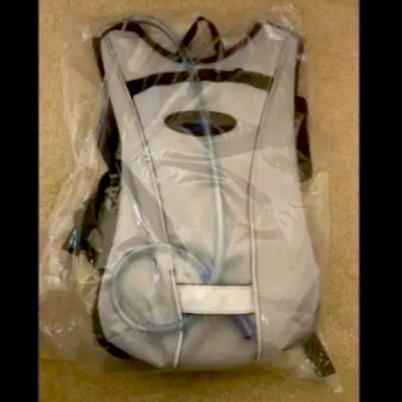 Athletic wear/Water Hydration Backpack - Picture 3 of 3